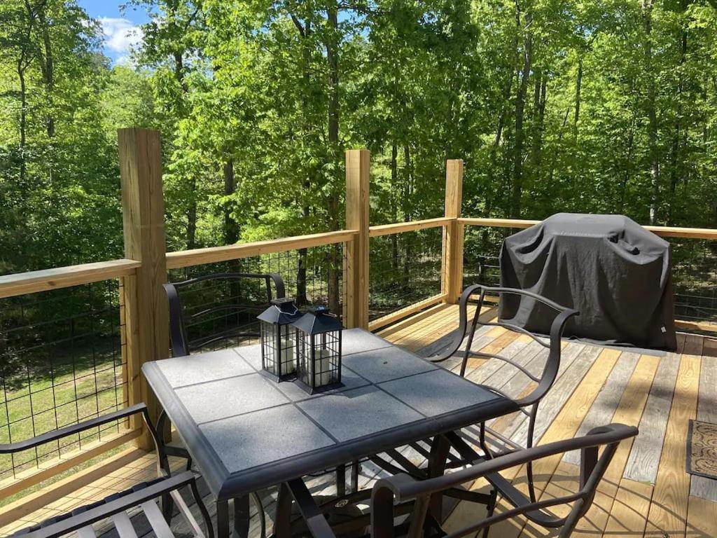Gas Fireplace, Firepit, And Cedar Adirondack Chair Spencer ภายนอก รูปภาพ